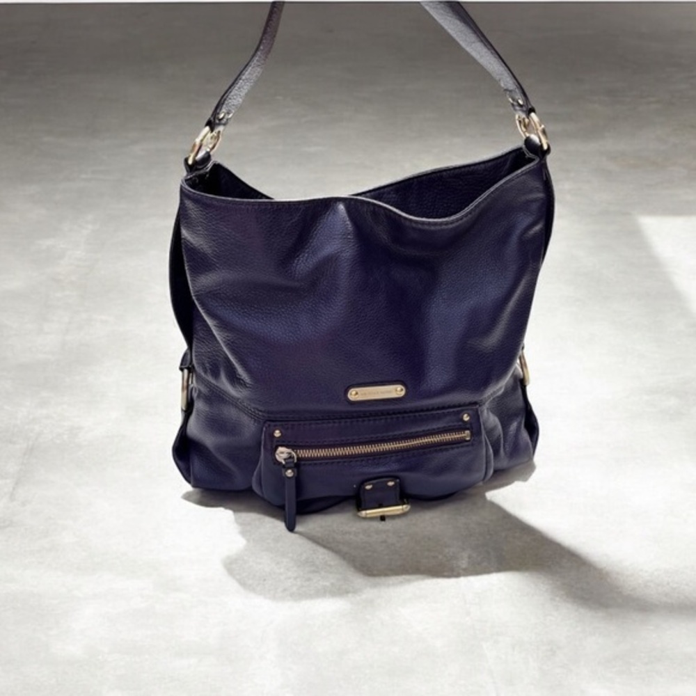 Michael Kors Austin hobo bag crafted from pebbled leather gold-tone hardware.